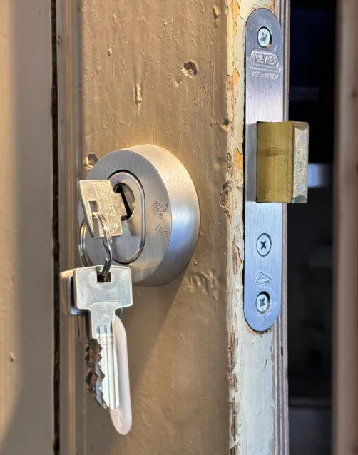 Hang- en sluitwerk gecontroleerd in Hillegersberg door Lockit Slotenmakers in Rotterdam Hillegersberg