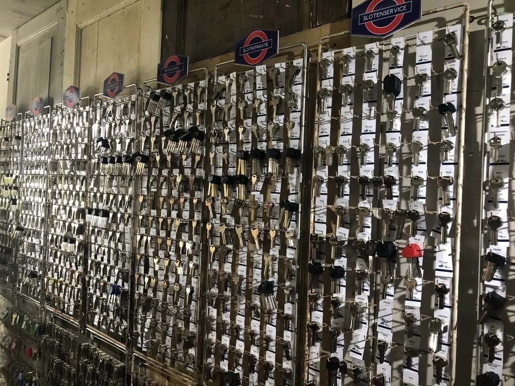Grote voorraad sleutelbaarden en afstandsbedieningen in de Lockit werkplaats