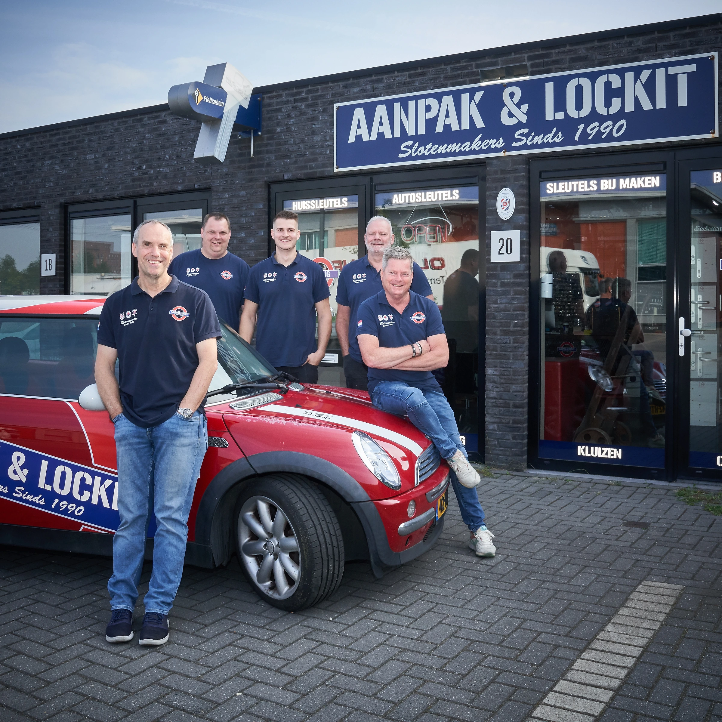 Lockit Slotenmakers team van monteurs voor de winkel in Rotterdam-Nesselande