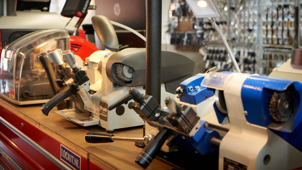 Professionele machines en gereedschap in de werkplaats van Lockit Slotenmakers Rotterdam
