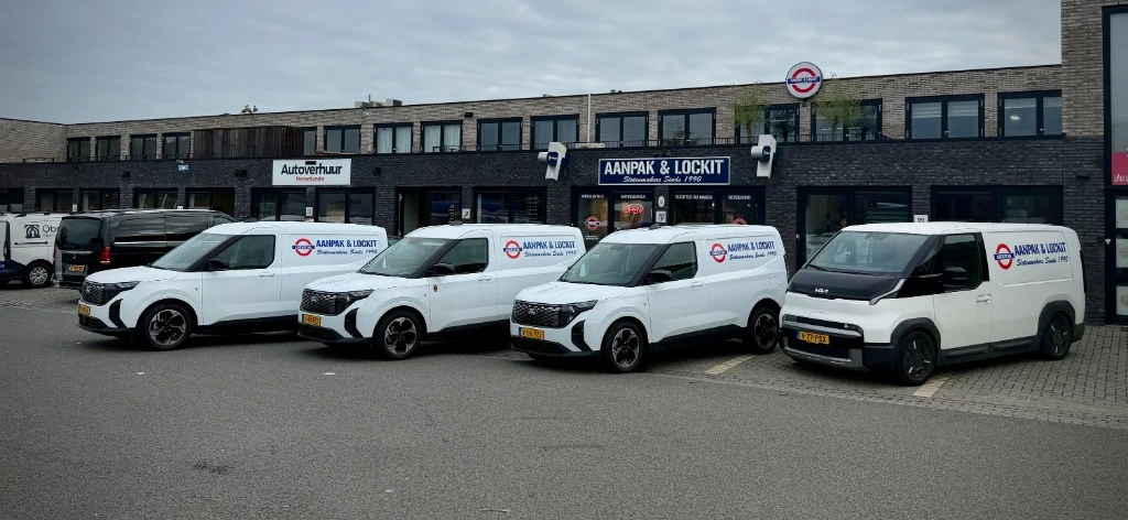 Lockit Slotenmakers wagenpark voor de winkel en werkplaats in Rotterdam