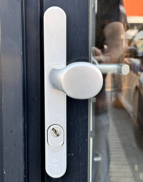 Lips SKG oplegslot met cilinder op een deur.